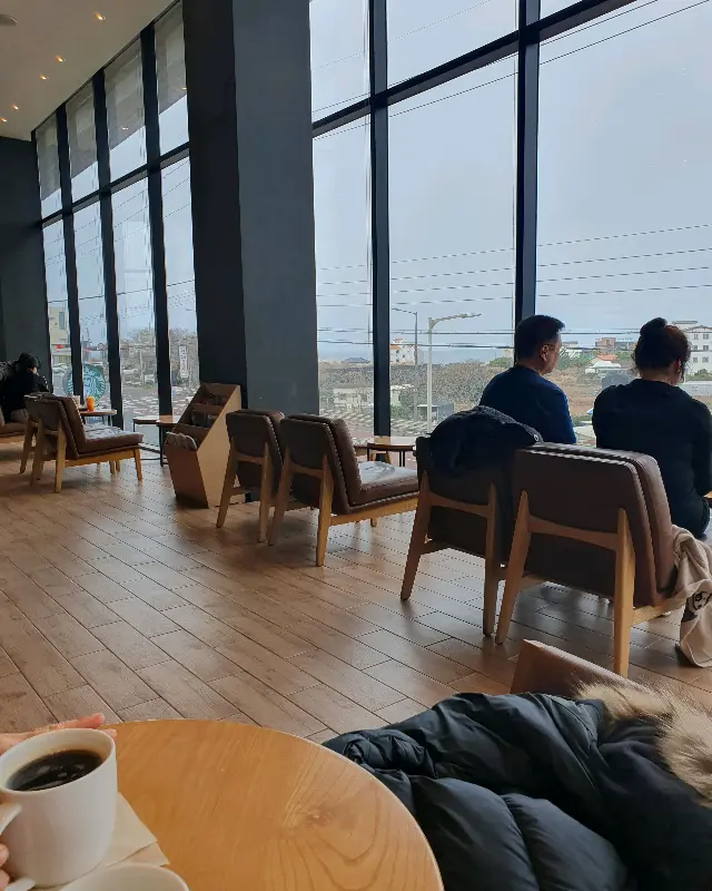 넓은 창으로 보이는 바다 풍경