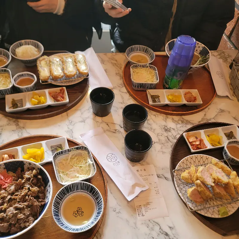 테이블 위에 놓인 여러 메뉴들