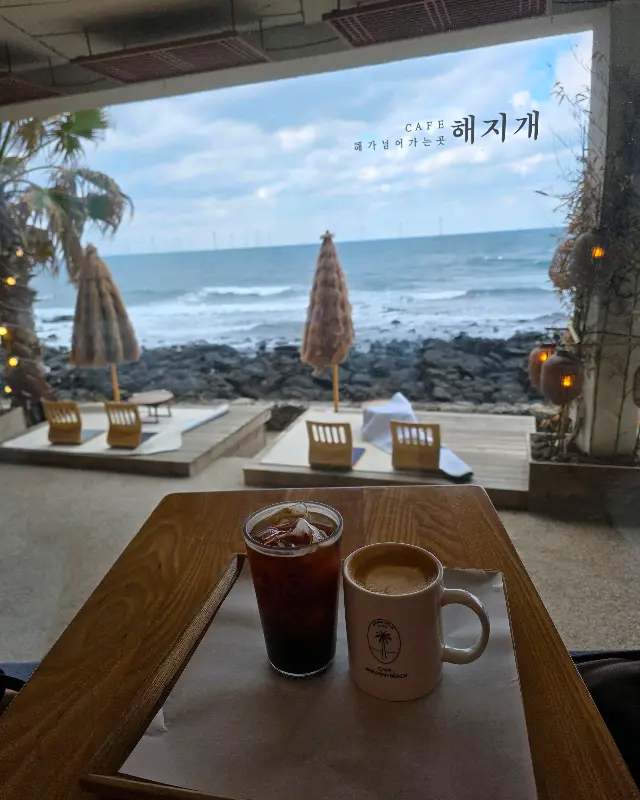 음료와 디저트를 놓고 찍은 사진