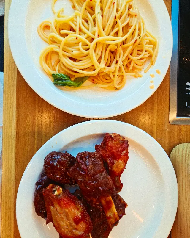 샐러드바 음식 (파스타, 닭날개)