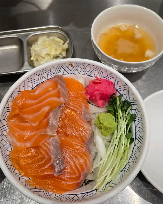 싱싱한 연어와 곁들임 채소