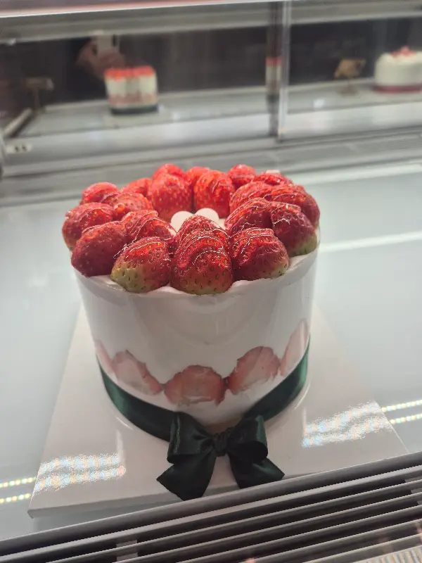 딸기가 듬뿍 올라간 딸기 케이크