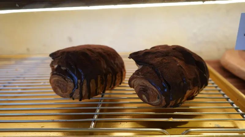 쇼케이스 안에 진열된 초코 크루아상