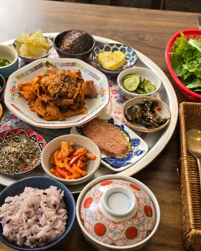 제육볶음을 중심으로 반찬들이 놓인 모습