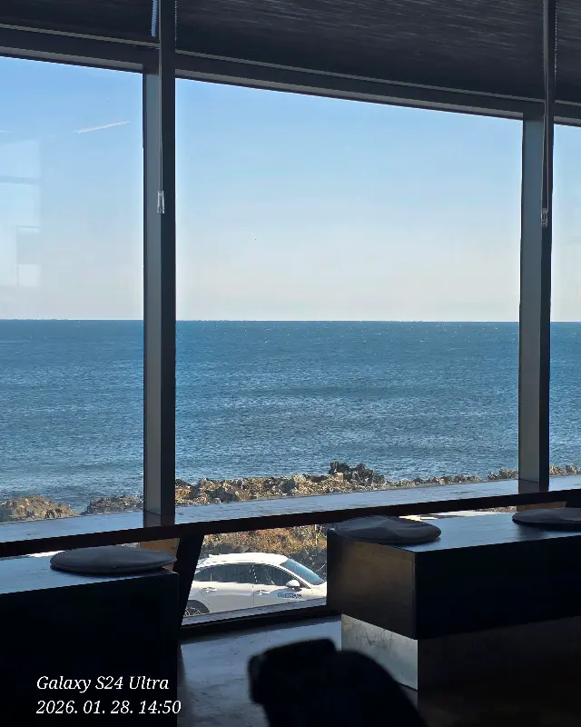 어느 자리에 앉아도 눈부신 오션뷰를 감상할 수 있다