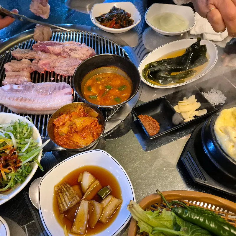 흑돼지와 곁들여 먹는 반찬들