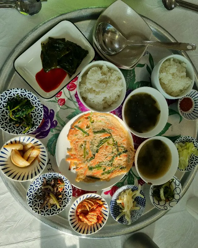 다채로운 반찬 구성