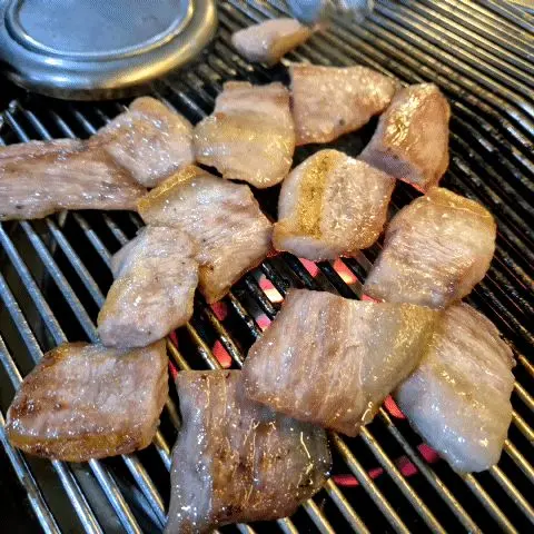 육계절 본점 구워지는 고기