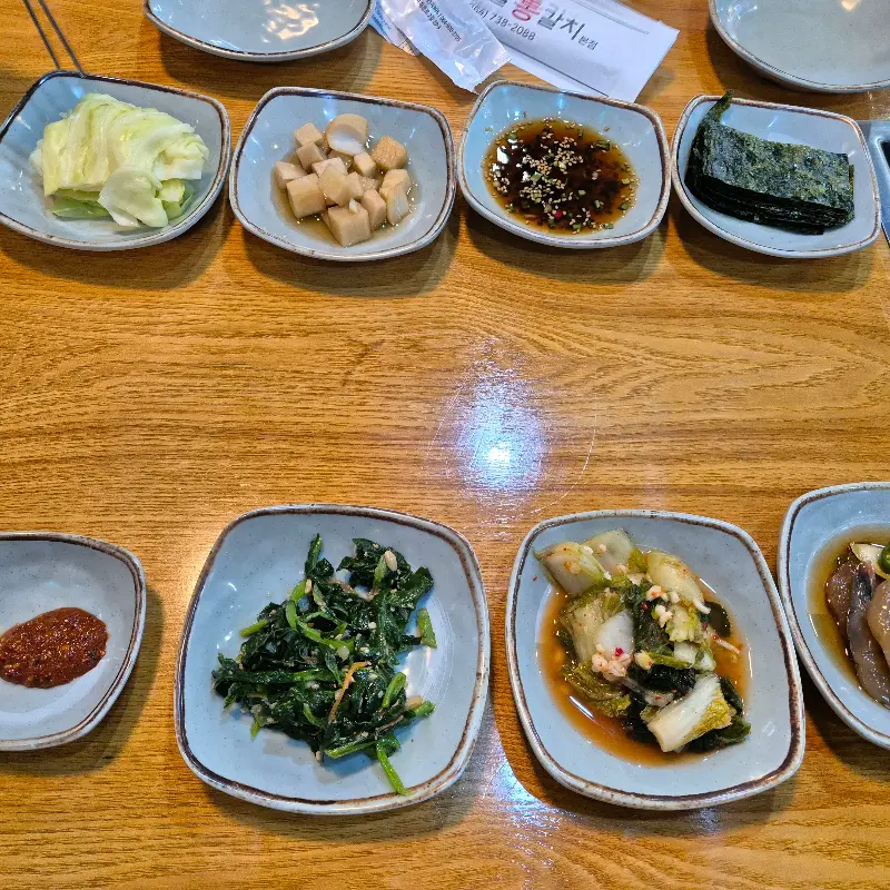 한상 가득 차려진 밑반찬의 향연