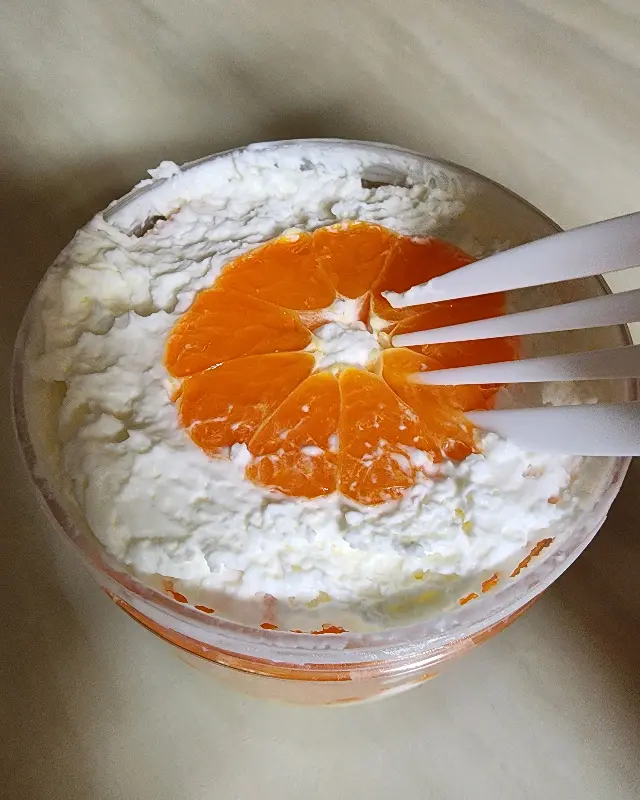 떠먹케를 포크로 떠먹는 모습