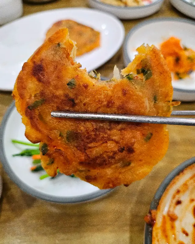 김치전 한 입