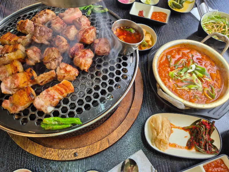 흑돼지 구이와 김치찌개의 조화
