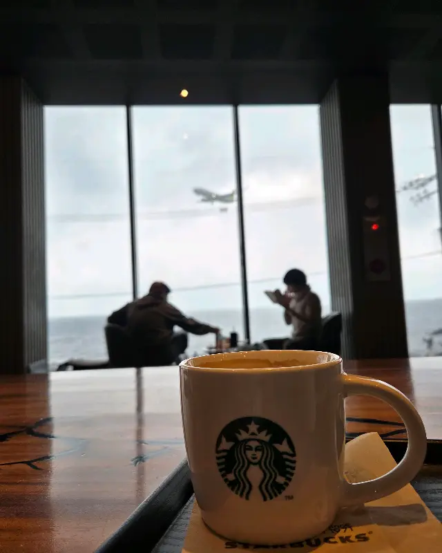 창밖으로 보이는 비행기