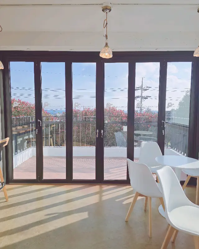 카페 내부에서 바라본 동백 정원