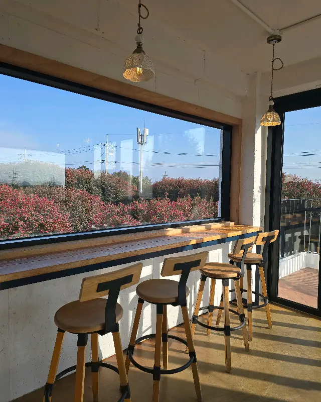 카페 내부 창가 좌석