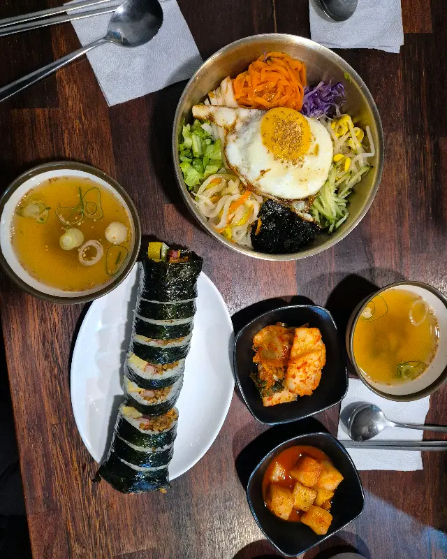 김밥과 비빔밥, 국수가 함께 놓인 푸짐한 한 상 차림