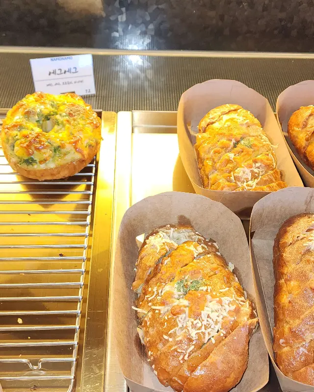 나모나모 베이커리 내부