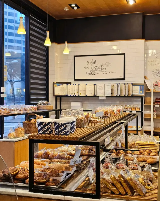 다양한 빵이 진열된 어머니빵집 내부