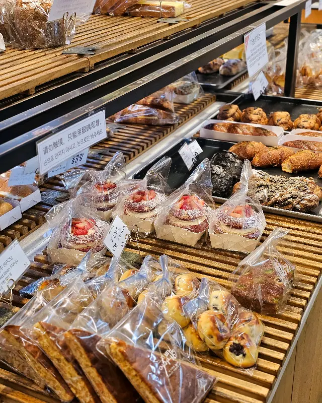 어머니빵집의 딸기 케이크와 다양한 빵들