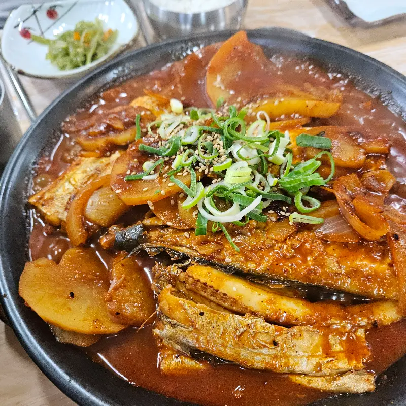 매콤달콤한 양념이 듬뿍 배어 있는 갈치조림