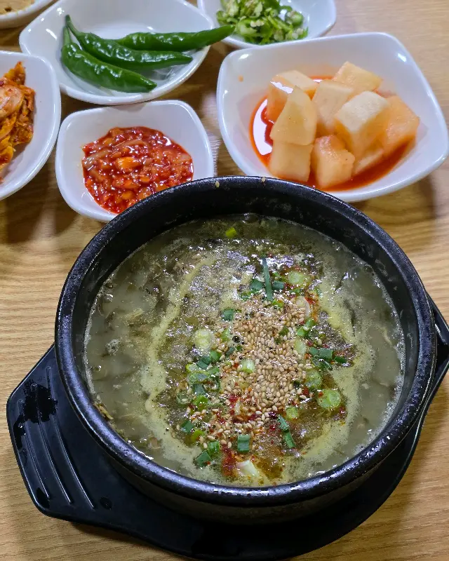 정갈하게 차려진 고사리 해장국 한 상 차림