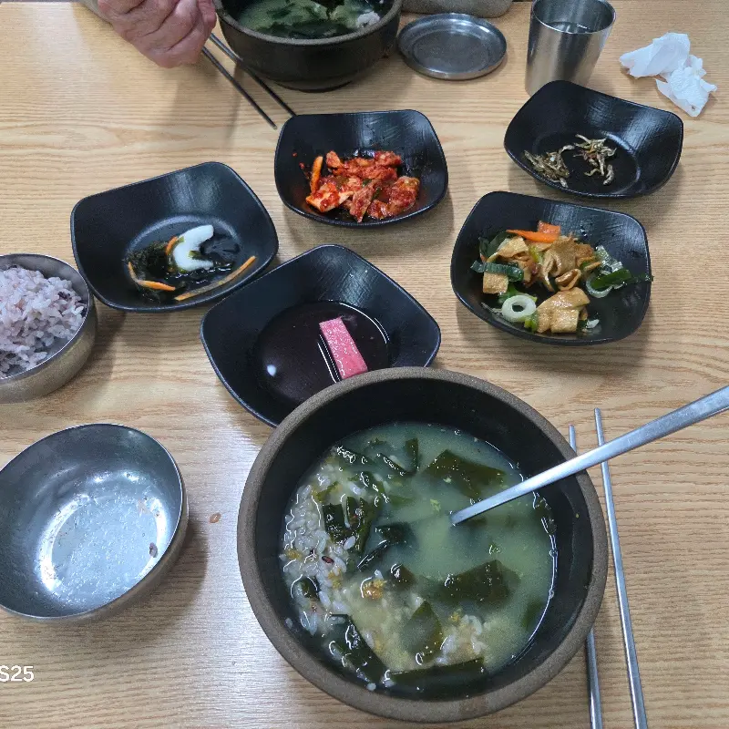 다채로운 밑반찬과 함께 즐기는 아침 식사