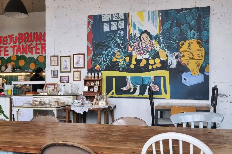 카페 내부 벽면에 걸린 감각적인 그림