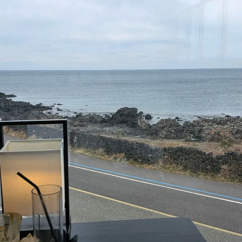 카페에서 보이는 바다 풍경