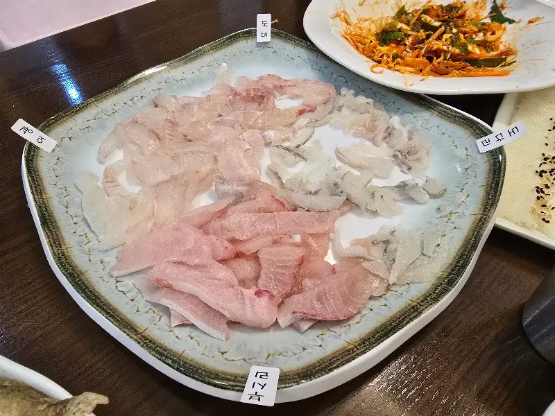 싱싱함이 눈으로도 느껴지는 막회