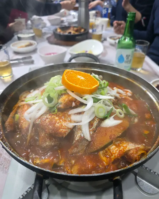 순살 갈치조림과 곁들여 나오는 다양한 채소들