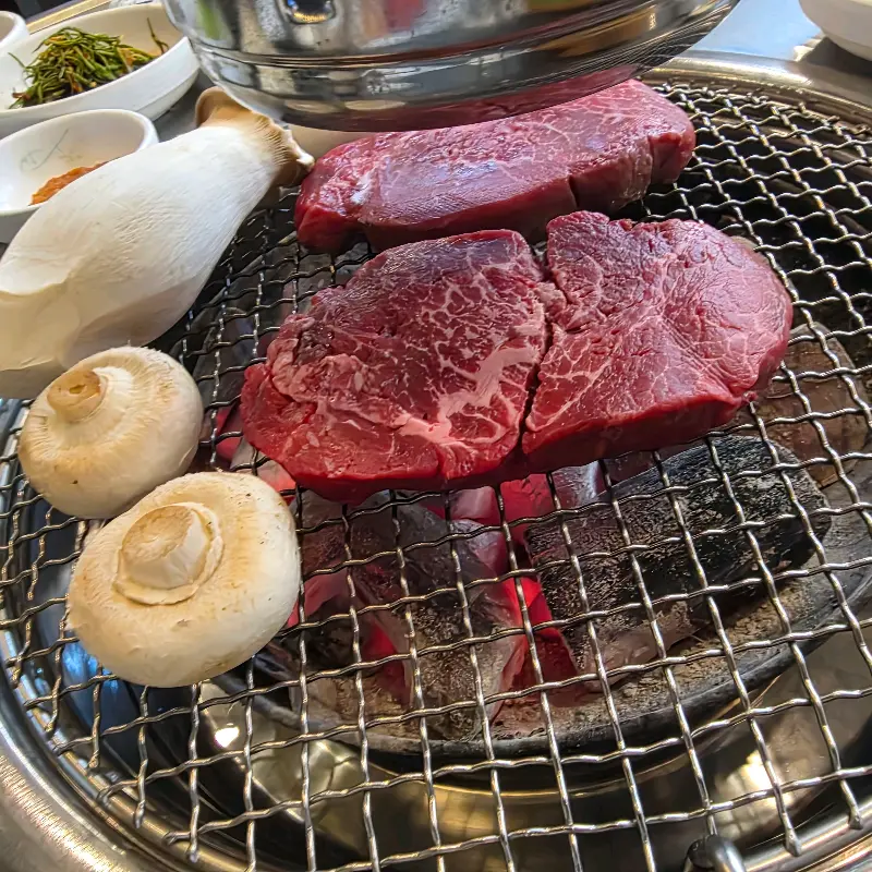숯불 위에서 구워지는 한우 등심