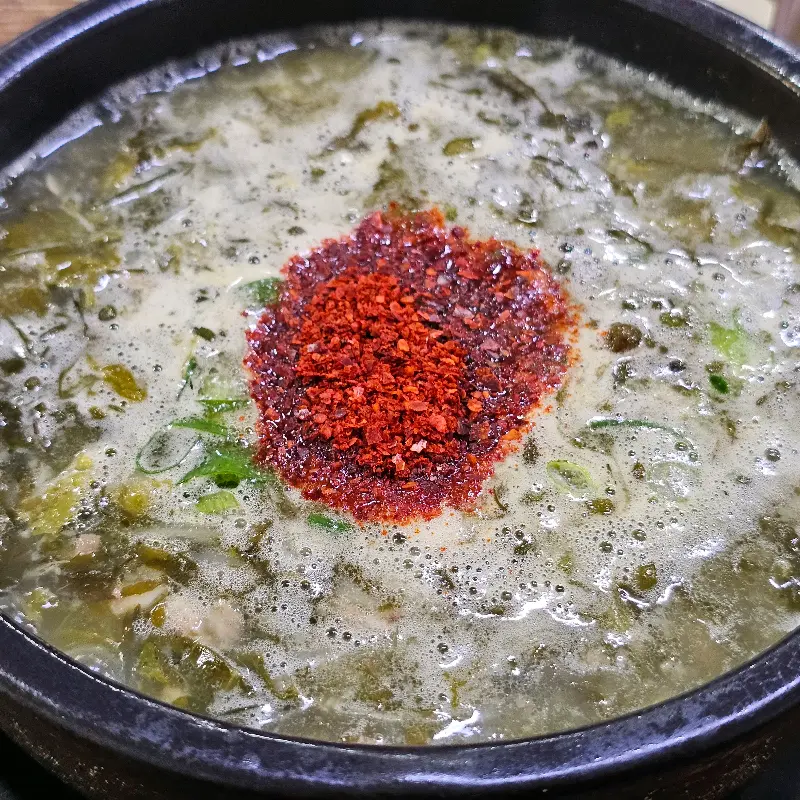 고춧가루가 뿌려진 몸국