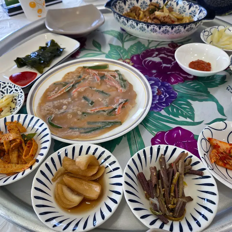 정갈하게 담겨 나온 밑반찬들