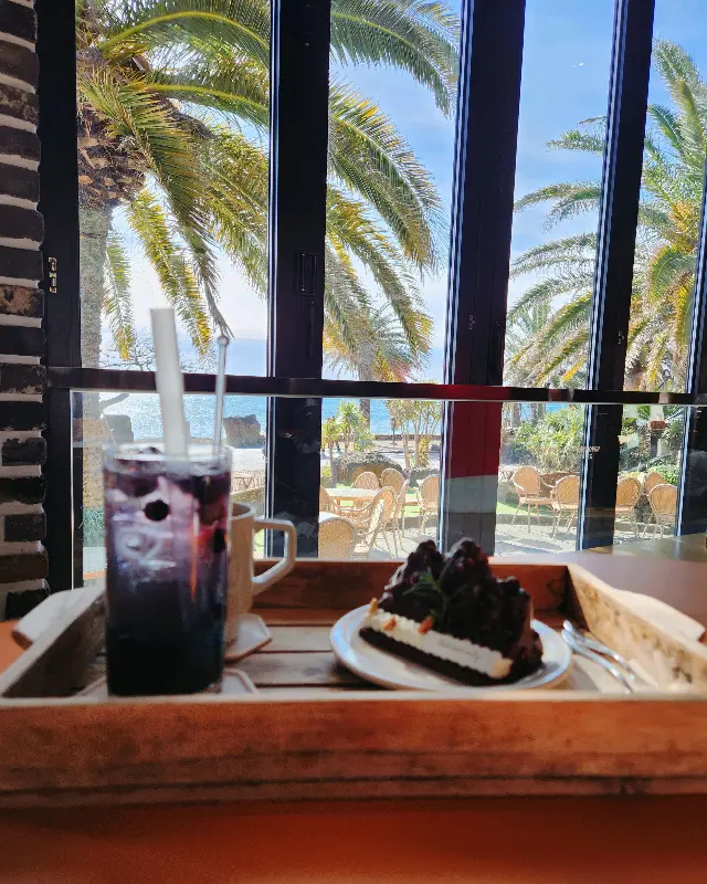 산방산 케이크와 음료