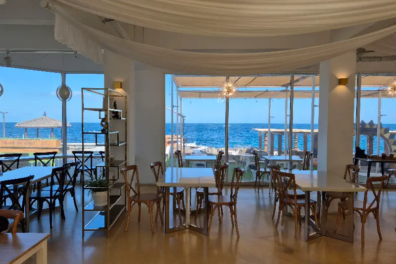 카페 내부, 테이블, 의자, 바다