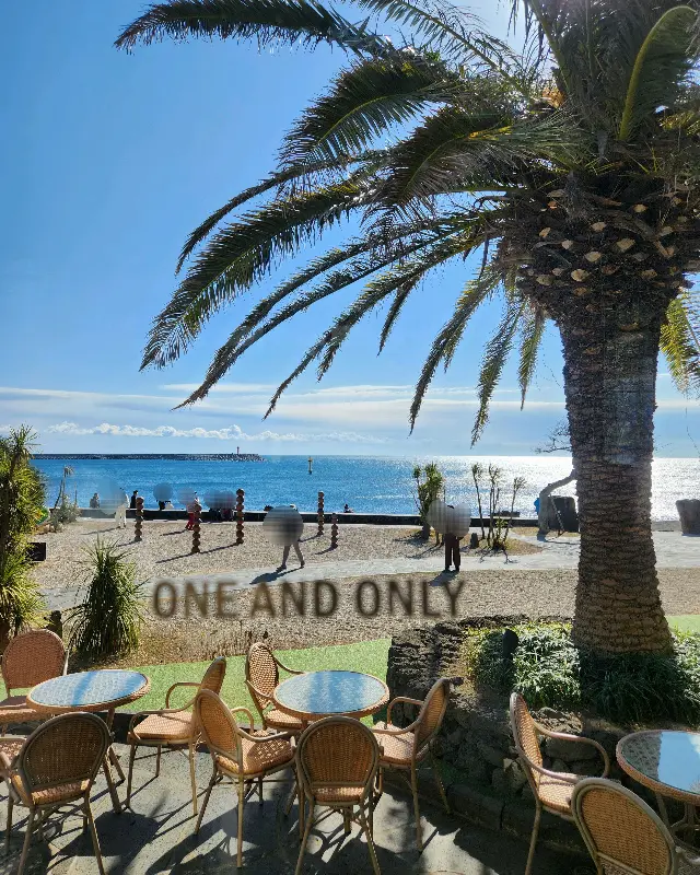 야외 테이블과 의자, 푸른 바다가 보이는 풍경