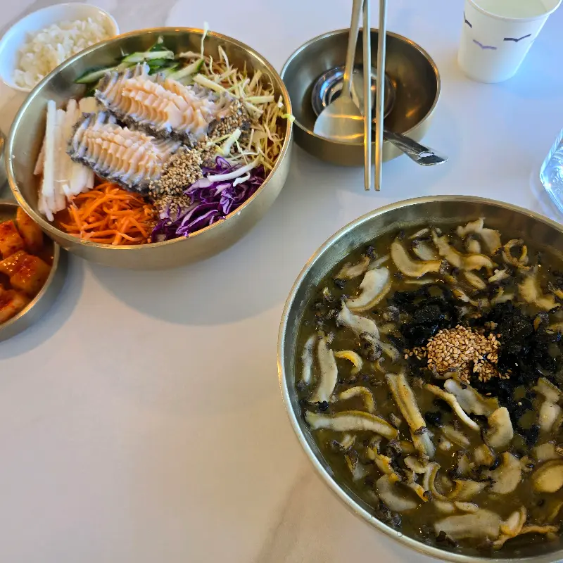 신선한 재료가 돋보이는 전복 요리