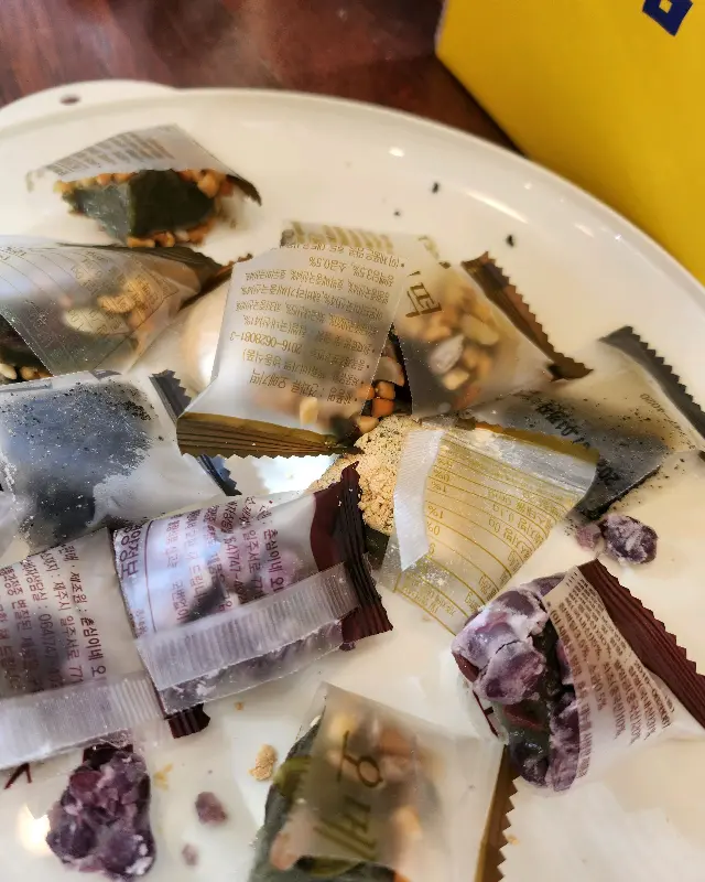 개별 포장된 시식용 떡