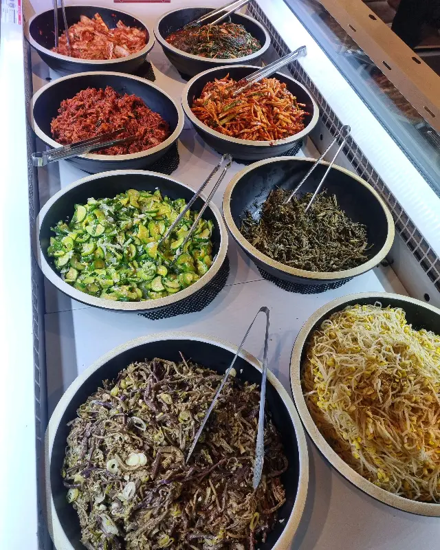 섬곳간 샐러드바의 다채로운 반찬들