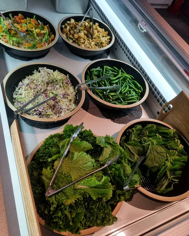 샐러드바의 다양한 메뉴들