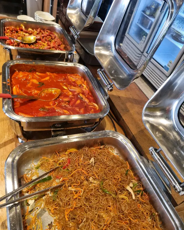 다양한 반찬들이 가득한 샐러드바