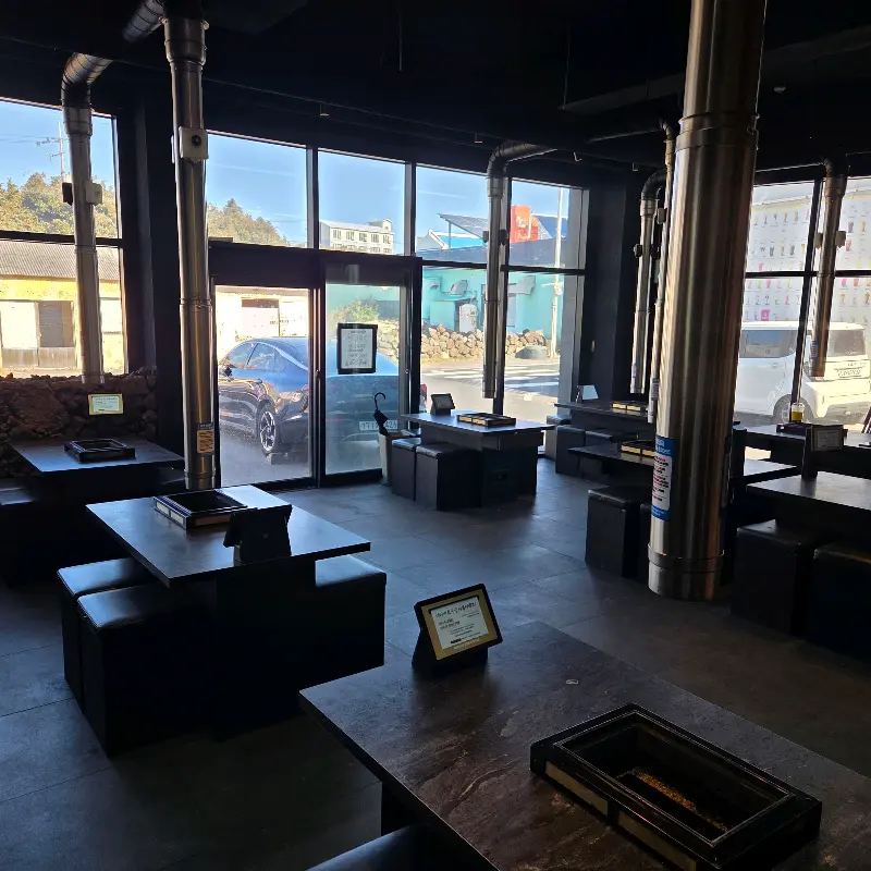 넓고 깔끔한 금돗 내부