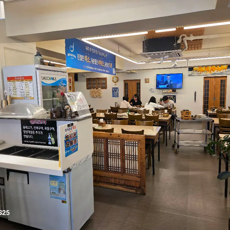 깔끔하고 넓은 이모밥상의 내부 모습