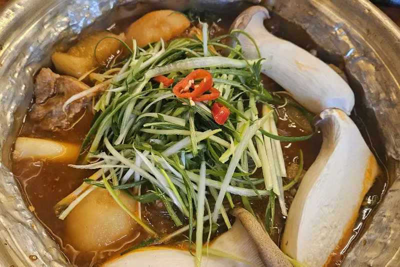 갈비찜과 주먹밥 한상차림