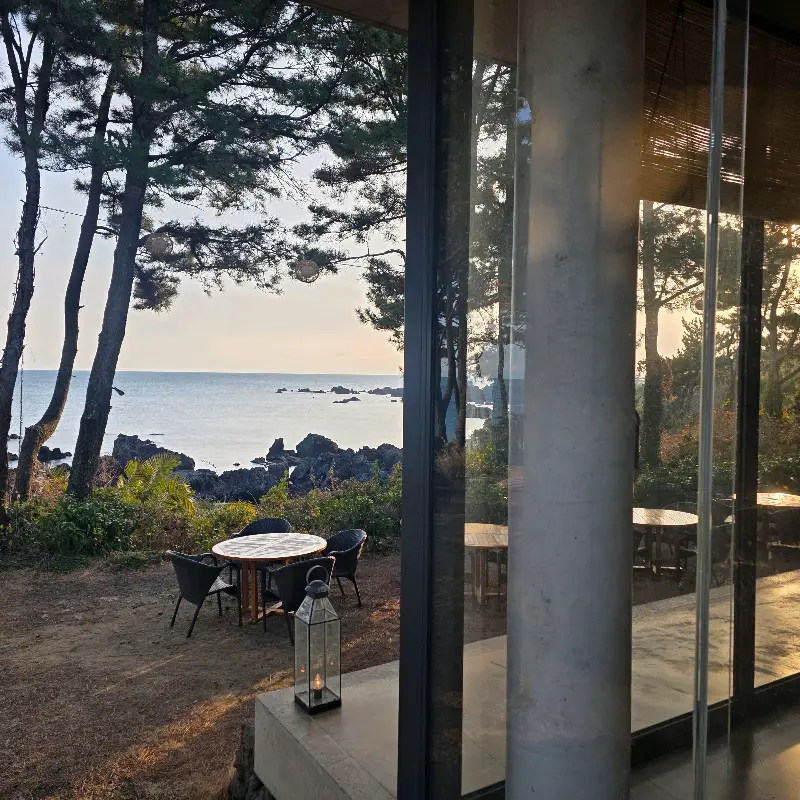 저녁 노을이 은은하게 비치는 돈가도 야외 테이블 좌석