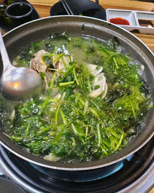 뽀얀 국물이 인상적인 고등어탕