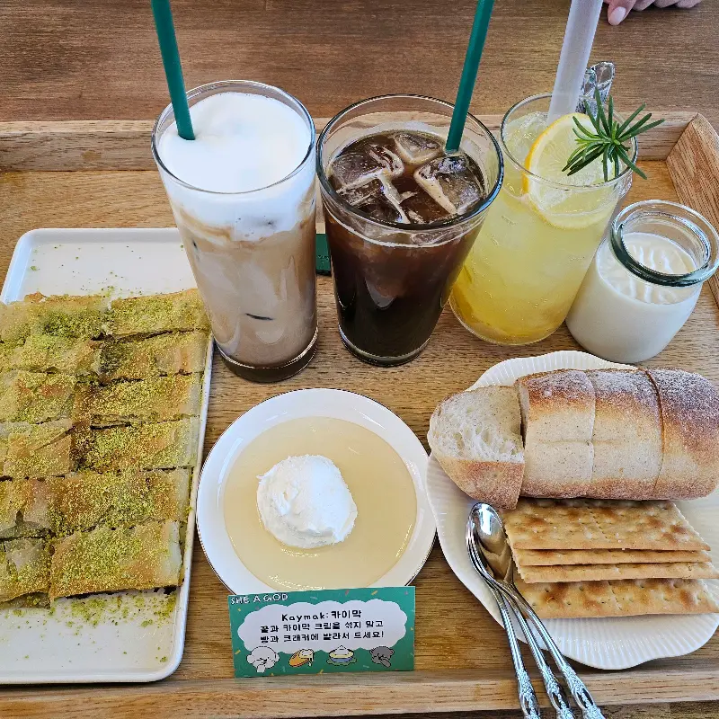 푸짐한 디저트 한 상 차림