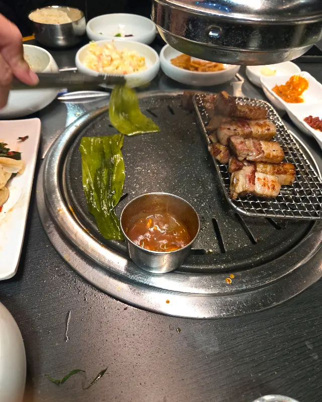 멜젓에 찍은 흑돼지