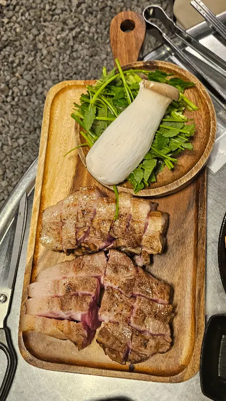 흑돼지 목살과 미나리의 조화