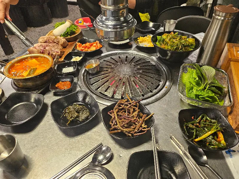 테이블 가득 차려진 밑반찬